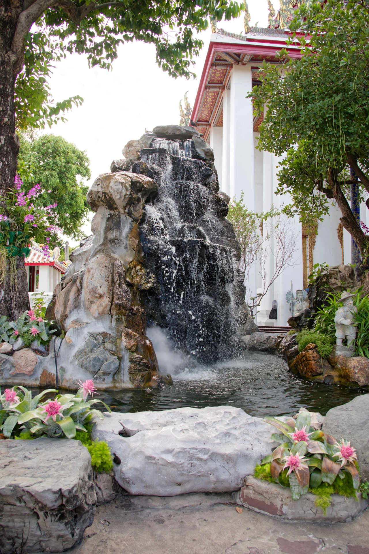 Belle cascade dans l'enceinte de Wat Pho